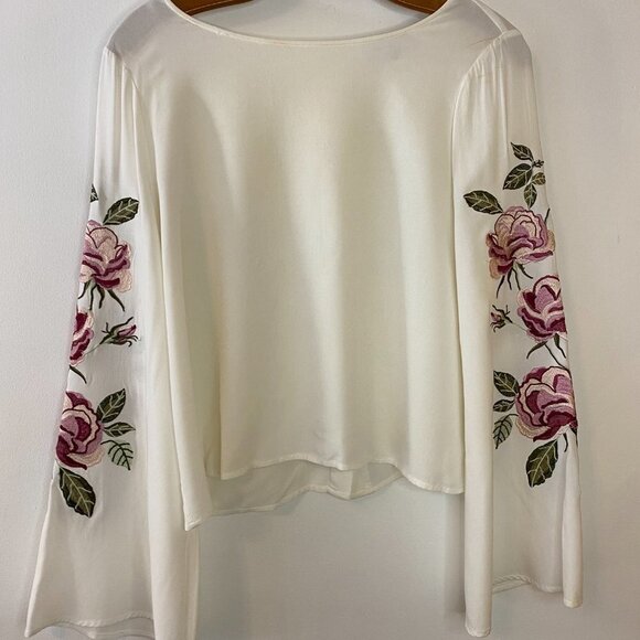 Cupcakes & Cashmere Button Back Aldona Embroidered Floral Flare Top - Picture 13 of 13